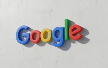 Google assume ingegneri per controllare l'IA: Troppi errori nelle risposte
