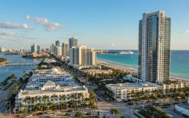 Maxi-Blitz contro il gioco d'azzardo illegale in florida: Sequestrati 158.000 dollari e centinaia di slot machine