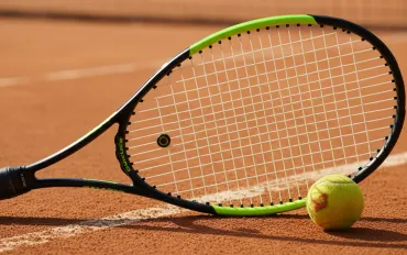 Djokovic domina all'Australian Open, sorprese e ritiri scuotono il torneo