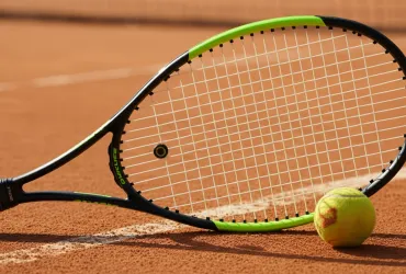 Djokovic domina all'Australian Open, sorprese e ritiri scuotono il torneo