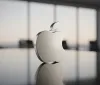Apple sfida OpenAI: in arrivo un dispositivo IA indossabile a forma di spilla?