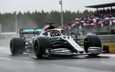 Mercedes domina i test a Barcellona: Russell abbassa il limite!