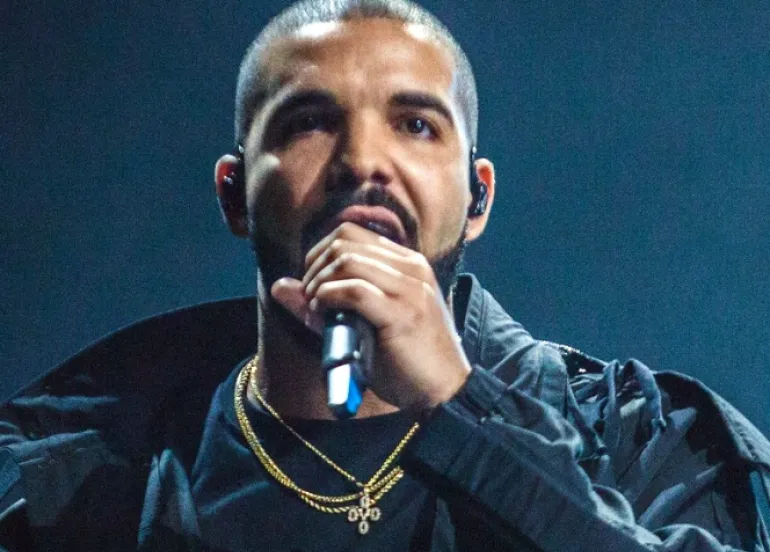 Drake scommette un milione di dollari in Bitcoin sul Super Bowl e perde