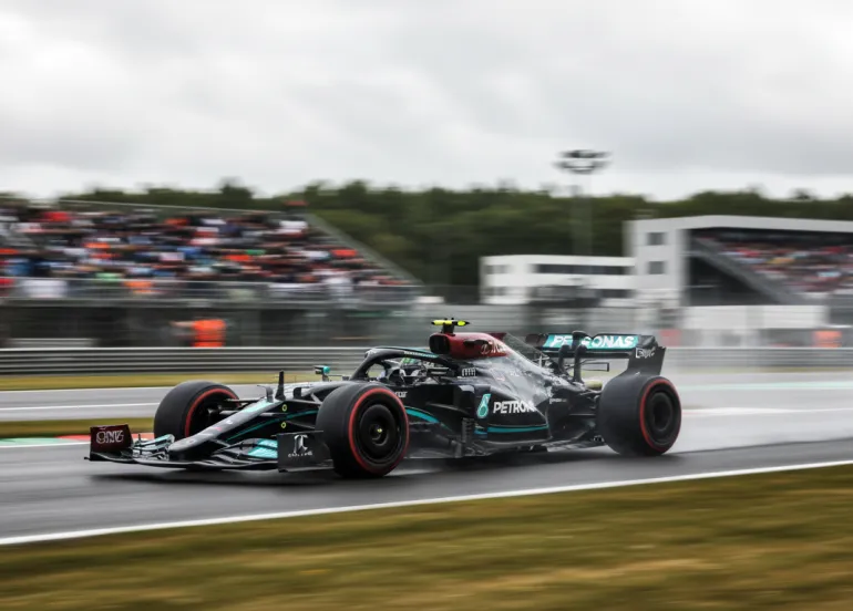 Mercedes nei guai: problemi tecnici frenano l'esordio di Antonelli nei test F1