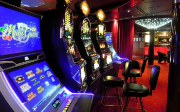 Ladri in un locale di Muggia, scassinata una slot machine 