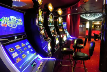 Ladri in un locale di Muggia, scassinata una slot machine 