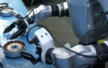 Rivoluzione robotica: Umani e robot collaborano nelle fabbriche Cinesi