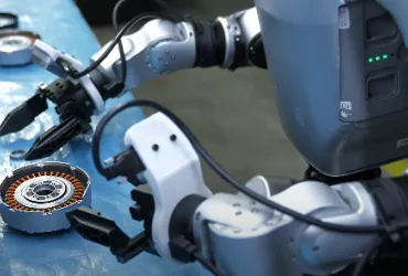 Rivoluzione robotica: Umani e robot collaborano nelle fabbriche Cinesi