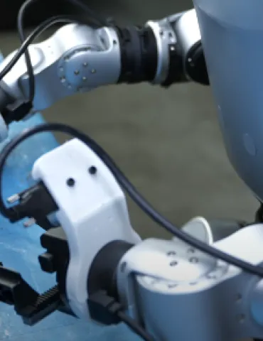 Rivoluzione robotica: Umani e robot collaborano nelle fabbriche Cinesi