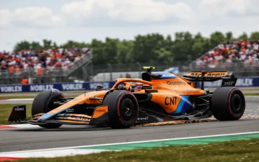 McLaren rivoluziona il volante: doppio sistema per gestire l'ibrido!