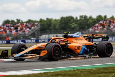 McLaren rivoluziona il volante: doppio sistema per gestire l'ibrido!