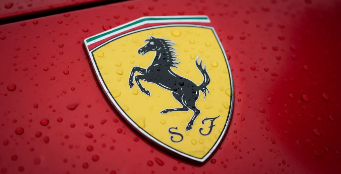 Ferrari SF-26: Rivoluzione aerodinamica con l'alettone dietro lo scarico!