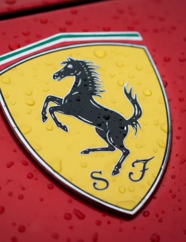 Ferrari SF-26: Rivoluzione aerodinamica con l'alettone dietro lo scarico!