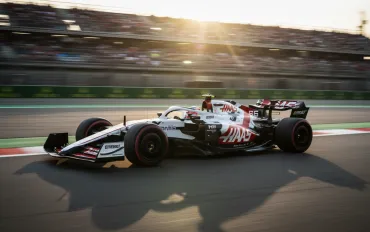 Haas rivoluziona l'aerodinamica: Nuovi flap e tirante in carbonio per la VF-26