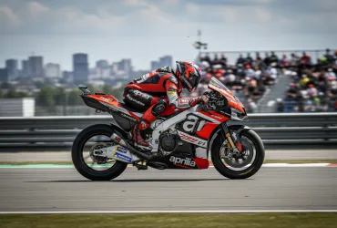 Bezzecchi glissa sul futuro di Bagnaia in Aprilia: Non mi interessa chi c'è nel box