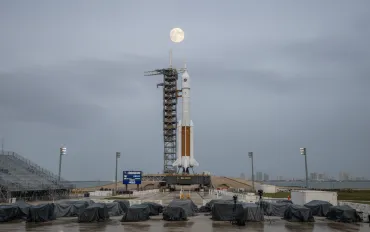 Artemis II: Rinvio in vista per la missione lunare con equipaggio