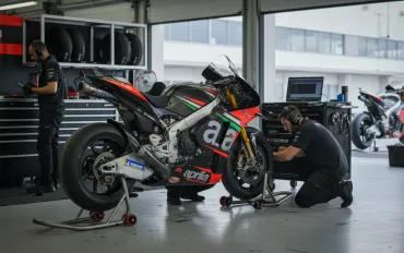 MotoGP, Thailandia: Aprilia domina le Libere 1, Bezzecchi al comando!