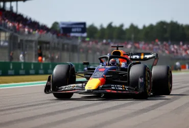 Verstappen scalda i motori a Melbourne: Emozioni uniche, qui il mio debutto in F1