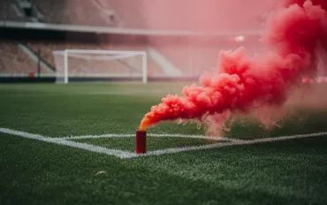 Frosinone-Pescara: Petardi in campo, paura e sospensione!