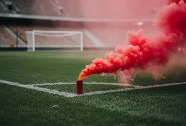 Frosinone-Pescara: Petardi in campo, paura e sospensione!