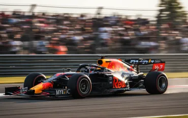 Red Bull: Strategie opposte e un gap da colmare in pista