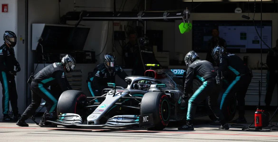 Mercedes Domina le Qualifiche, Verstappen in Crisi: Sorprese e Dichiarazioni dal GP