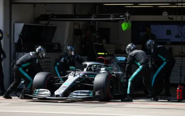 Mercedes Domina le Qualifiche, Verstappen in Crisi: Sorprese e Dichiarazioni dal GP