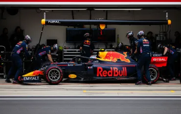 Verstappen contro il regolamento F1: Favorisce chi è davanti, ma danneggia lo sport!