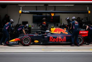 Verstappen contro il regolamento F1: Favorisce chi è davanti, ma danneggia lo sport!