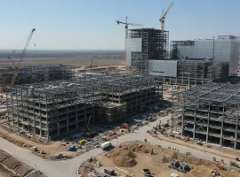 Elon Musk annuncia la costruzione di una mega-fabbrica di chip AI