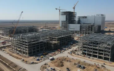 Elon Musk annuncia la costruzione di una mega-fabbrica di chip AI