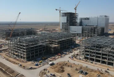 Elon Musk annuncia la costruzione di una mega-fabbrica di chip AI