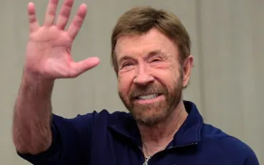 Mondo del cinema in lutto: addio a Chuck Norris, leggenda delle arti marziali