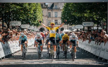Pogacar trionfa nella Milano-Sanremo 2026: Battuto Pidcock in una volata mozzafiato