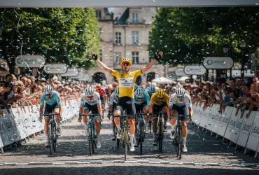 Pogacar trionfa nella Milano-Sanremo 2026: Battuto Pidcock in una volata mozzafiato