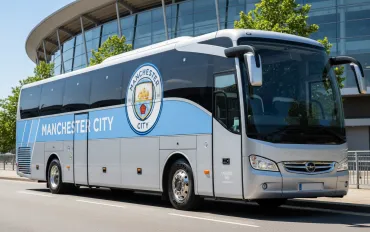 Incendio devasta bus di tifosi del Manchester City: caos sulla M6 a poche ore dalla finale!