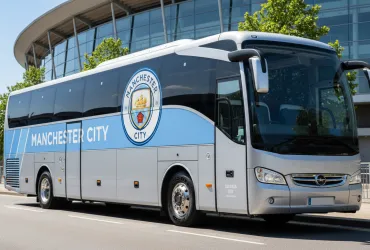 Incendio devasta bus di tifosi del Manchester City: caos sulla M6 a poche ore dalla finale!