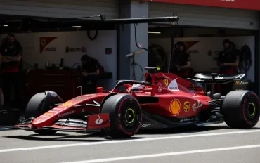 Ferrari insegue Mercedes: Sviluppi bloccati dal regolamento FIA!