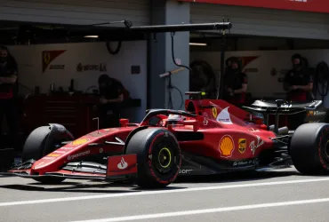Ferrari insegue Mercedes: Sviluppi bloccati dal regolamento FIA!