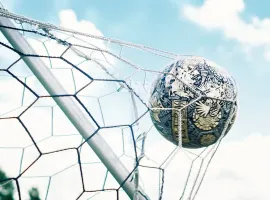 Fabregas e il caso Como: Un premio che divide l'Italia del calcio