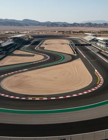 Motori in Pausa: Il silenzio strategico che precede le grandi sfide di Miami e Jerez