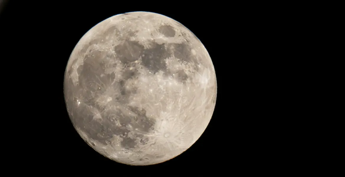 Artemis II: Foto mozzafiato della Luna scattata con iPhone 17 Pro Max