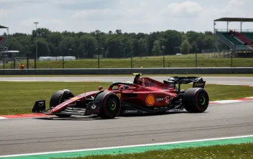 Ferrari sfida Mercedes: Nuovo motore e ADUO per il mondiale F1 2026