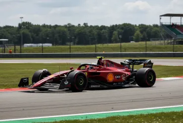 Ferrari sfida Mercedes: Nuovo motore e ADUO per il mondiale F1 2026