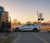Tesla Autopilot: Sfiorata la tragedia al passaggio a livello