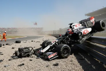 Incidente shock in F1: il pilota si salva miracolosamente da un impatto a 50G