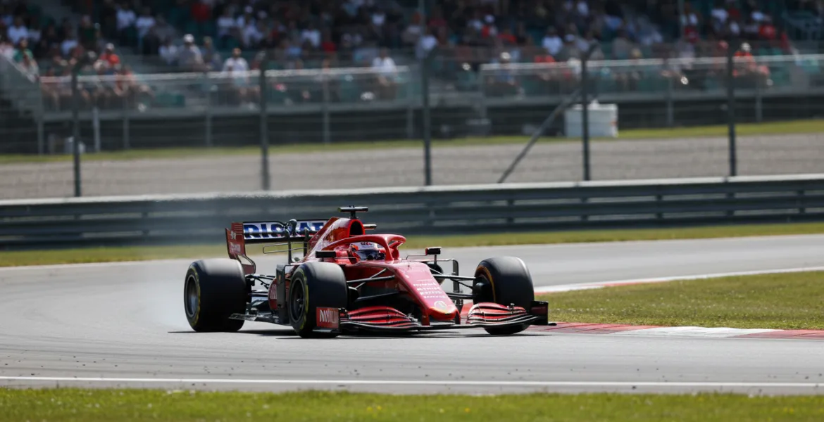 Storica prima: Una donna al volante della Mercedes di Formula 1