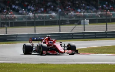 Storica prima: Una donna al volante della Mercedes di Formula 1