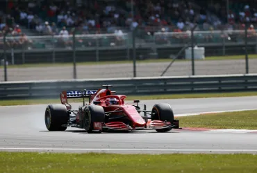 Storica prima: Una donna al volante della Mercedes di Formula 1