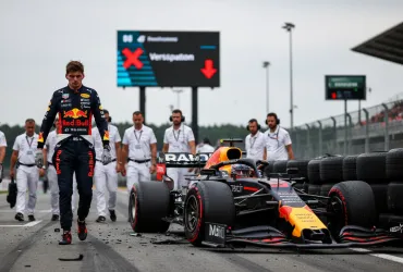 Verstappen retrocesso: Incidente in qualifica costa caro al team